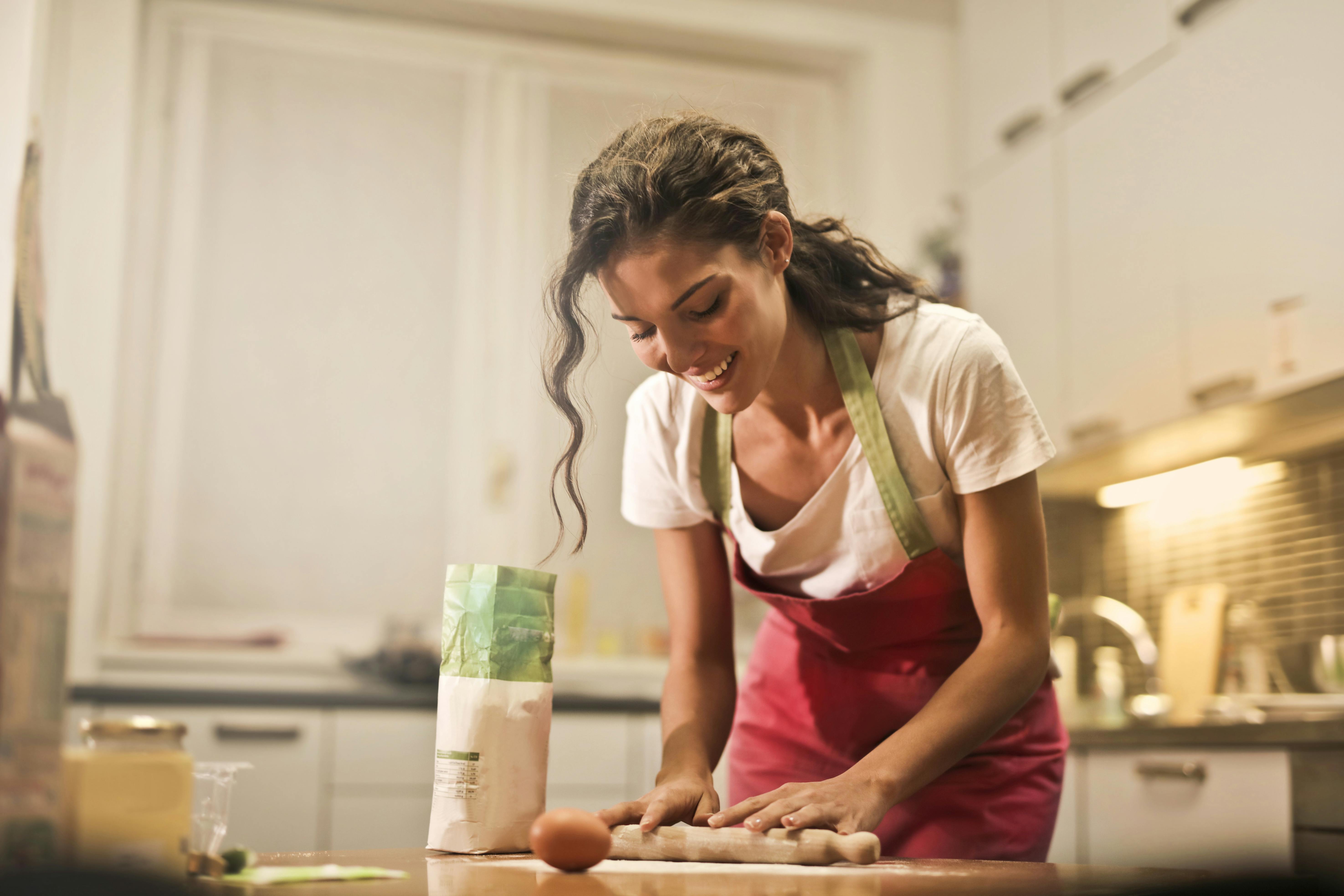 Le diete alla moda sono regimi alimentari popolari o di tendenza che promettono una "soluzione rapida" per perdere peso. Spesso comportano l’eliminazione di interi gruppi alimentari o una drastica riduzione dell’apporto calorico, suggerendo di assumere molte meno calorie di quelle realmente necessarie al corpo per funzionare normalmente.